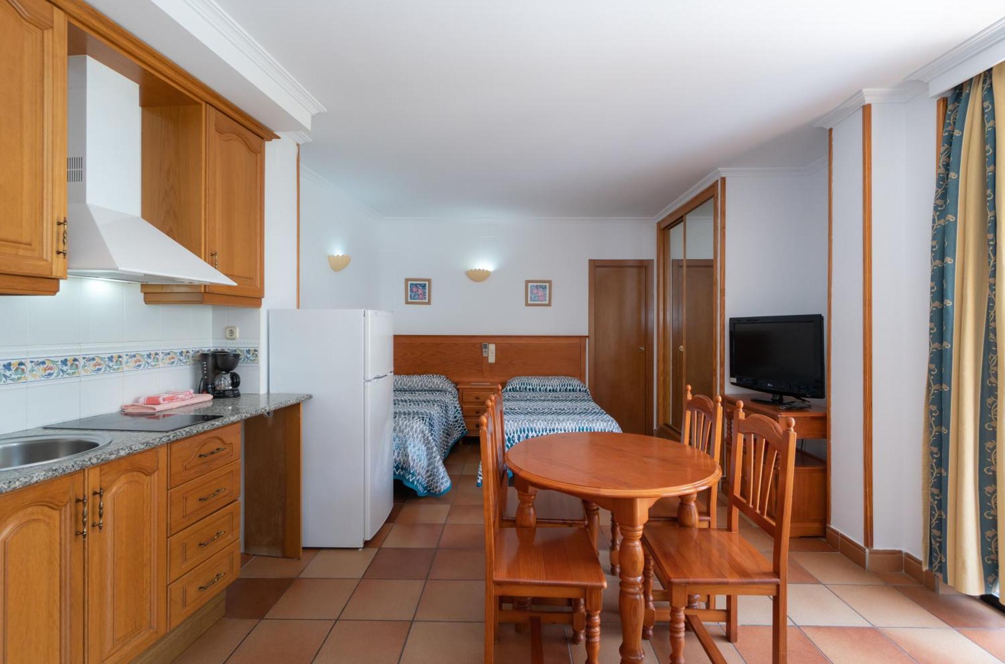 Apartamentos Leonor Carihuela Torremolinos Zimmer foto