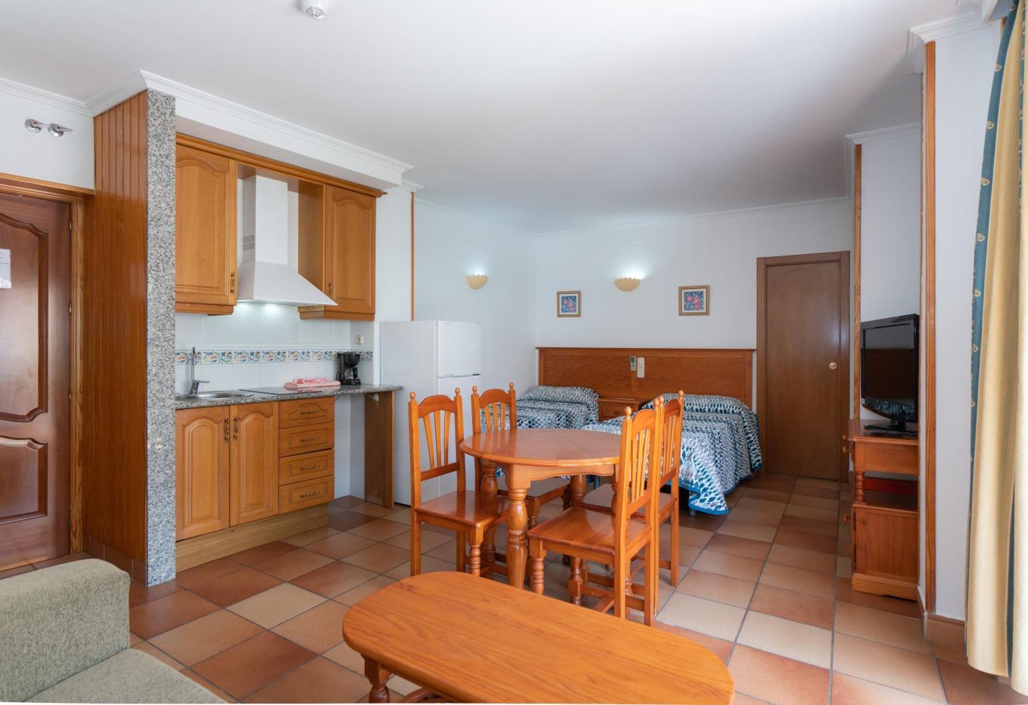 Apartamentos Leonor Carihuela Torremolinos Zimmer foto